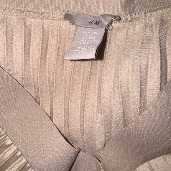 Elegant Cream Pleated Skirt - Picture 3 of 5